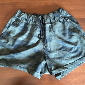Danskin camouflaged shorts size large